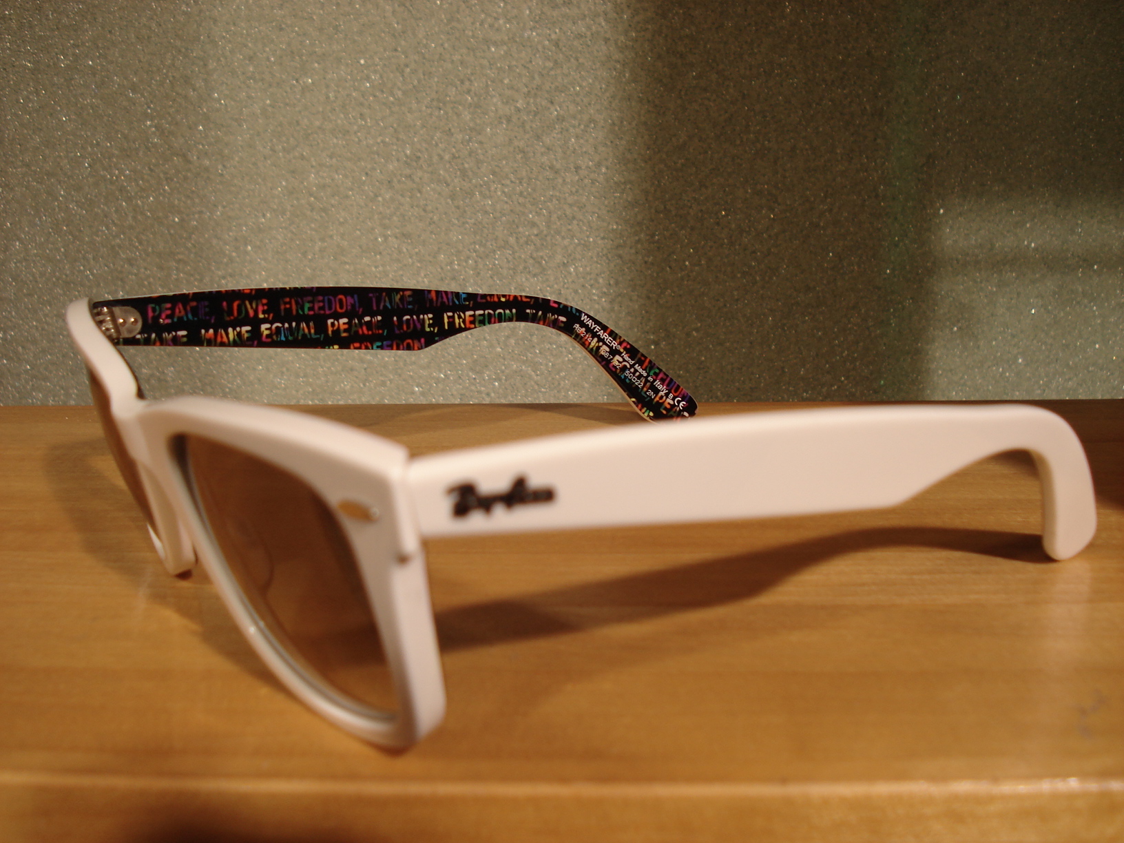 http://www.washin-optical.co.jp/blog/annex/RayBan%20010.jpg